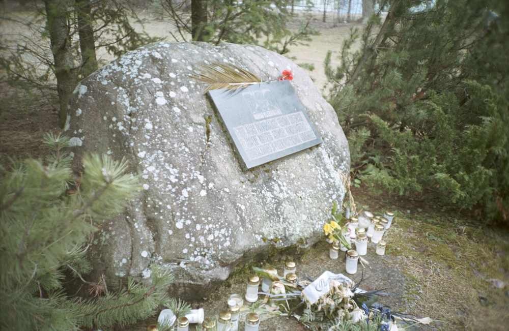 Mälestuskivi Pärnus endises Papiniidu jaamas siit Siberisse saadetud pärnumaalaste mälestuseks