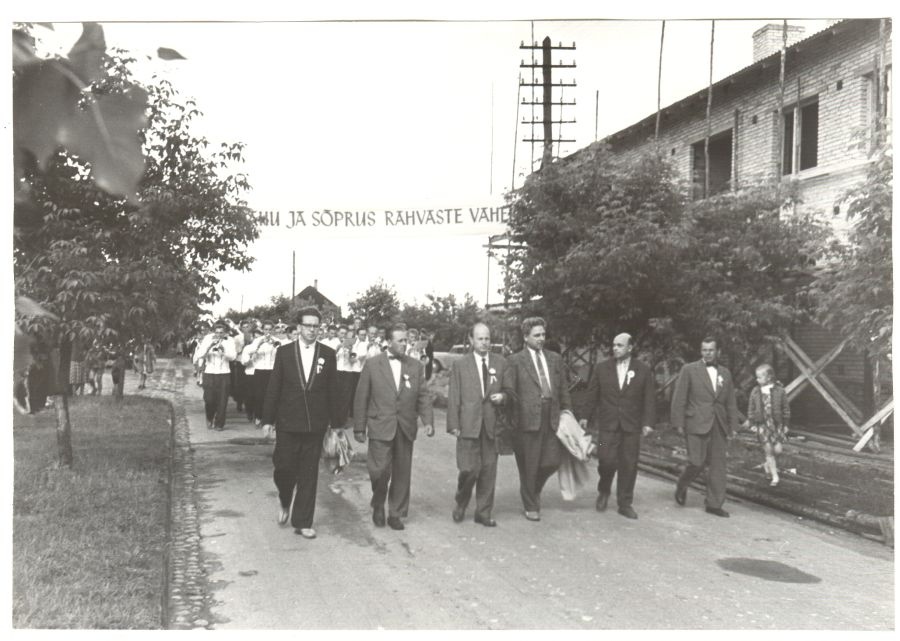 The leading figures of the Song Festival Committee on the Song Day Train in Elva district