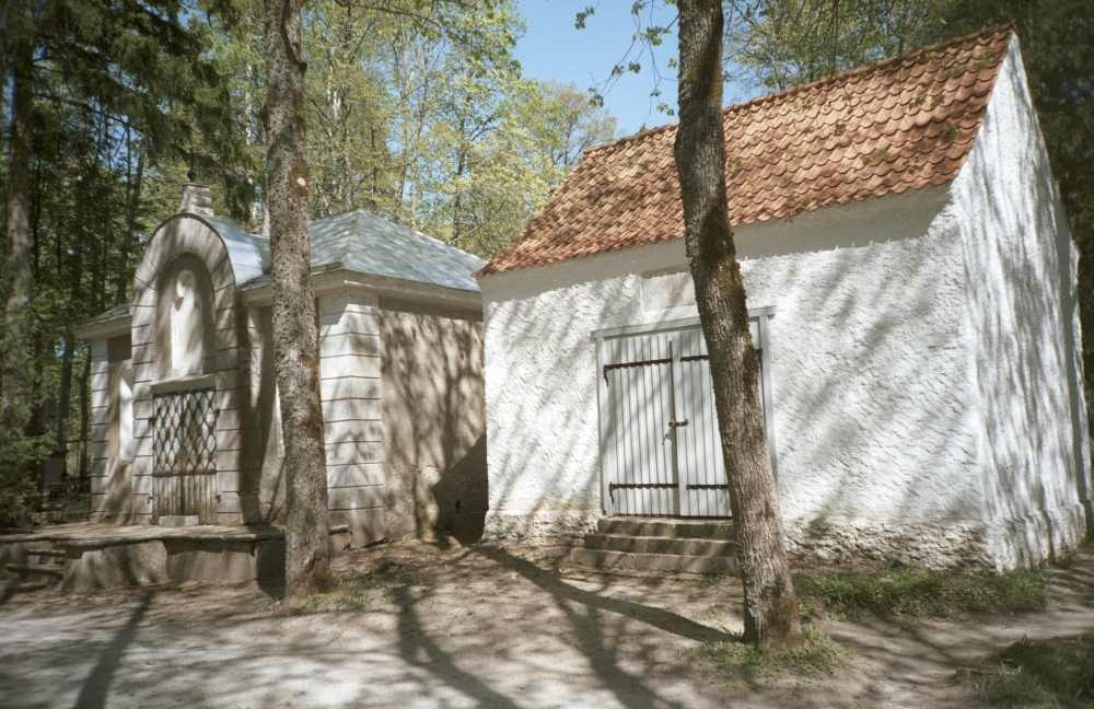 Perekond von Nolckeni ja Schmidti kabelid Kudjape kalmistul