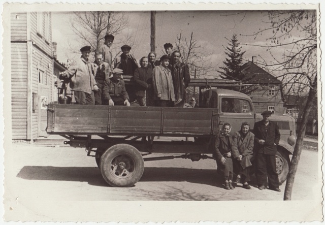 Group photo, Elva VTÜ team on the truck and in front of it in 1955.