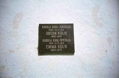 Kabala kooli juhataja Anton Külvi ja õpetaja Emma Külvi mälestustahvel Kabala mõisa härrastemaja seinal  duplicate photo