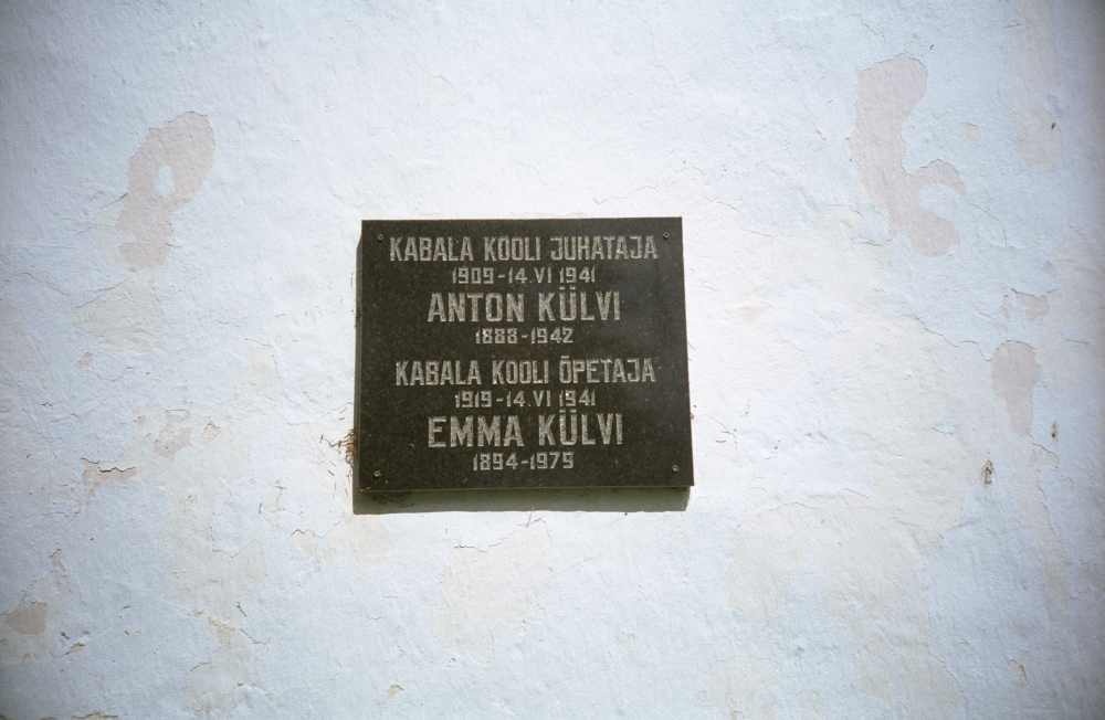 Kabala kooli juhataja Anton Külvi ja õpetaja Emma Külvi mälestustahvel Kabala mõisa härrastemaja seinal