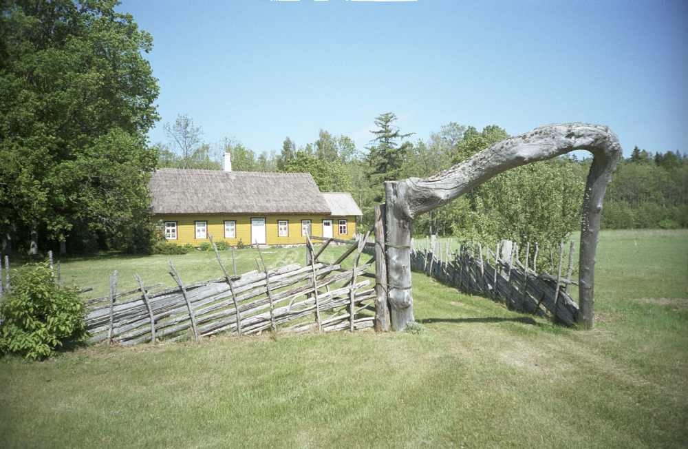 Aruselja talu elumaja ja väravad