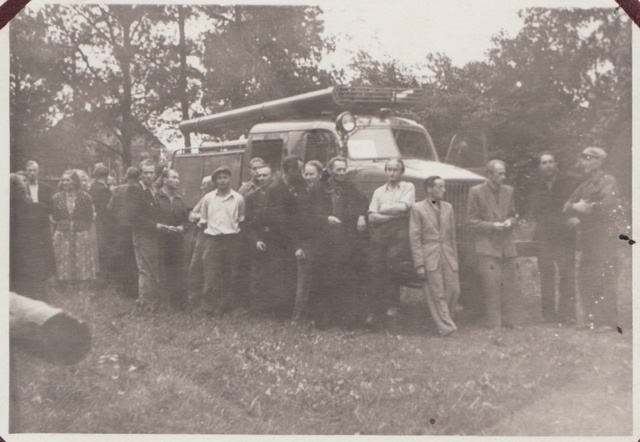 Group photo, members of Elva VTÜ at the new fire extinguishing car in 1956.