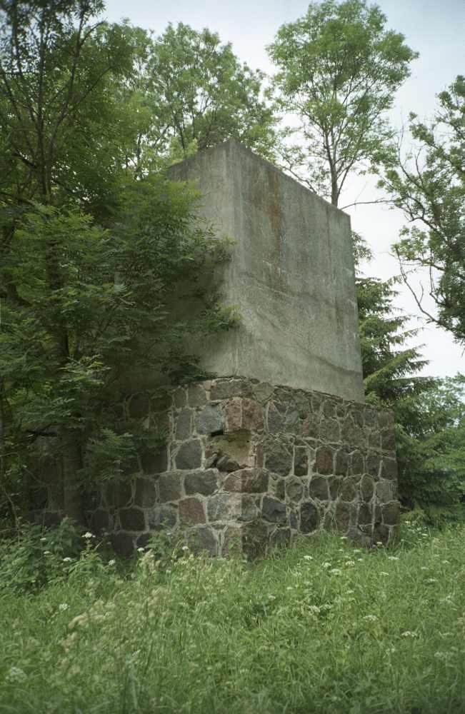 Uusna mõisa tuulegeneraatoriga kaevu alumine maakividest osa