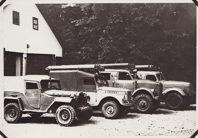 Elva VTÜ fire cars in front of its garage.