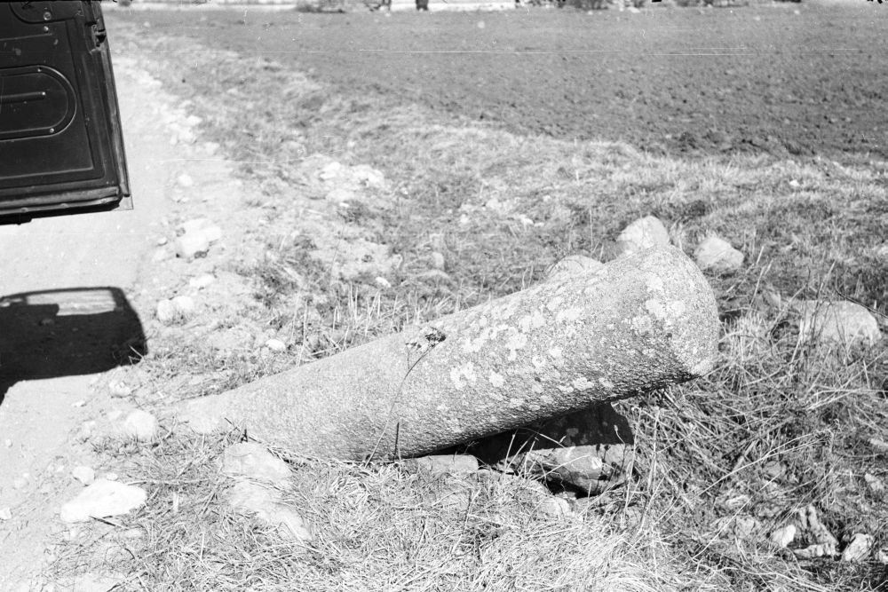 Kivipost Palmse-Sagadi tee ääres.