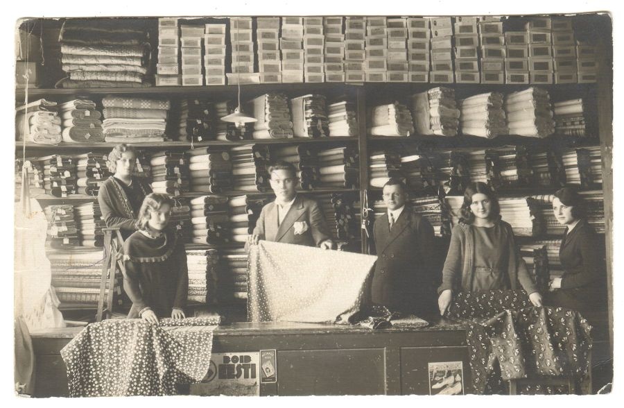 Jaan Ungerssoni Elva store indoor view and personnel