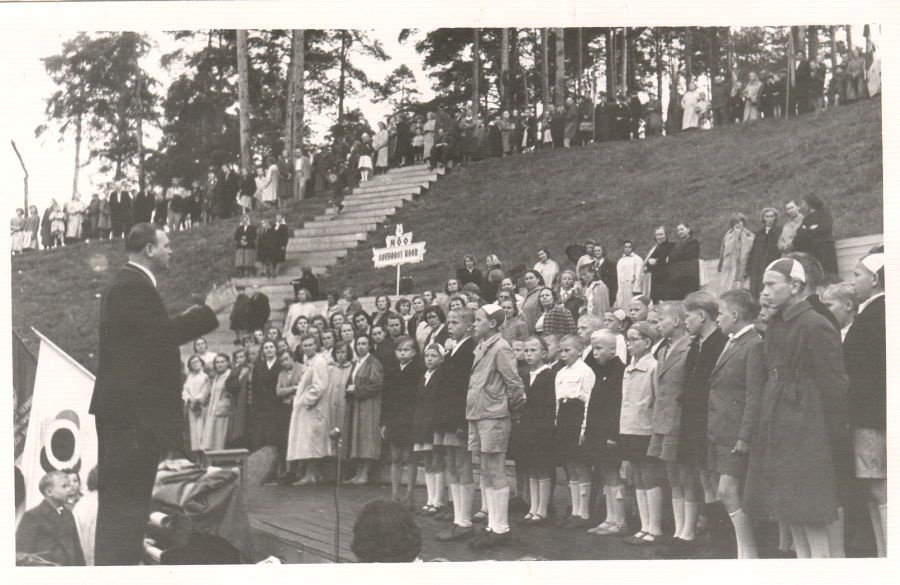 Children's choirs performing on Elva Song Day