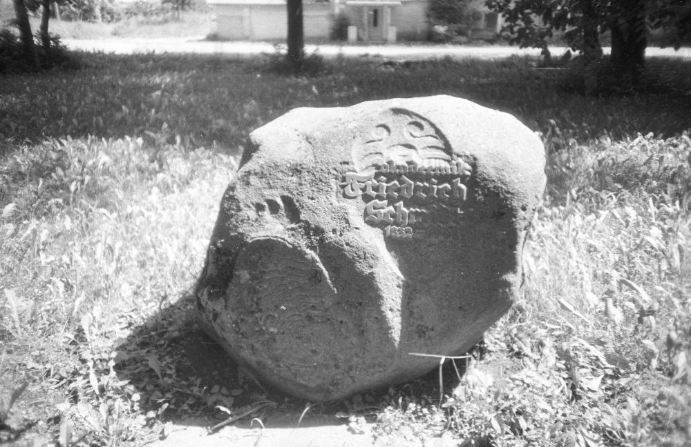 Mälestuskivi geoloog ja botaanik Friedrich Schmidti sünnikohas Kaisma mõisas