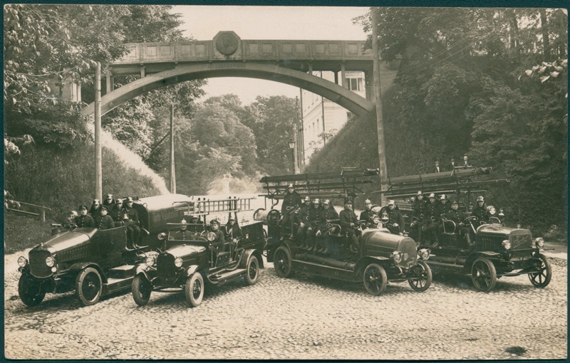 Cars from Tartu Fire Fire Fireplace with teams Toomel Kuradisilla background in 1929.