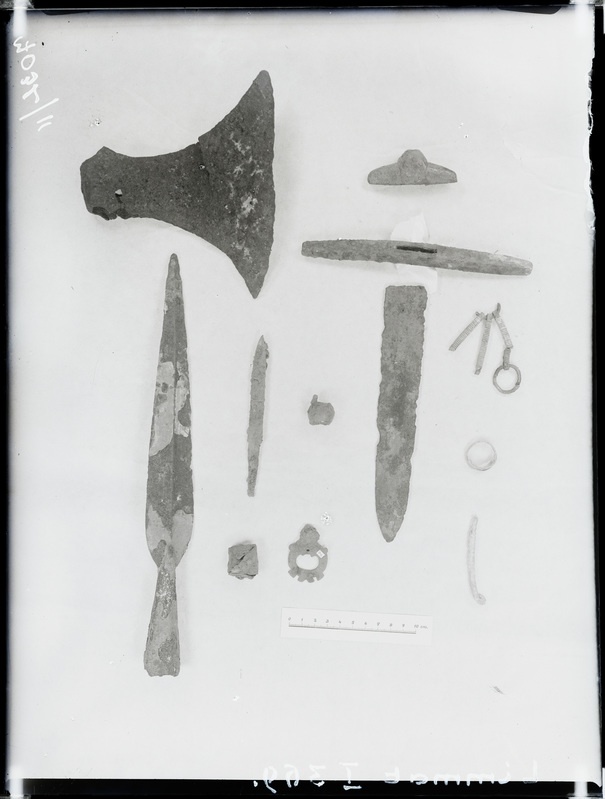 Arheoloogiline leid. Lümandu leid - odaots, mõõga fragmendid, kirves, kaelavõru ripats, spiraalsõrmus jne