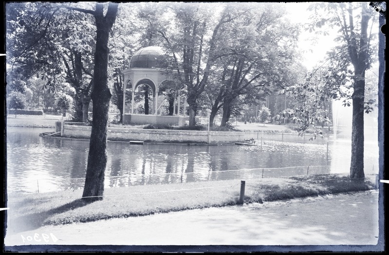 Tallinn, Kadrioru pargi Luigetiik ja selle saarel asuv paviljon.