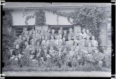 Tekstiilikäitis "Punane Koit", grupp töölisi aias  similar photo