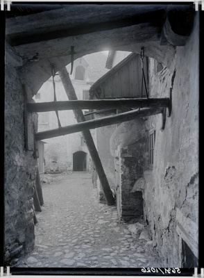 Tallinn, vanalinna õu  similar photo