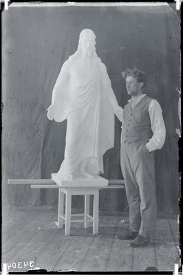 Skulptor Amandus Adamson (1855-1929) skulptuuriga.  duplicate photo