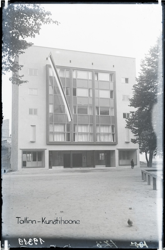 Kunstihoone Vabaduse väljaku ääres.