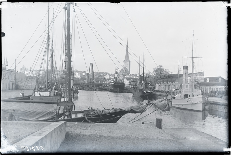 Sadamasild purjekatega, vasakul taga purjekas "Edna".