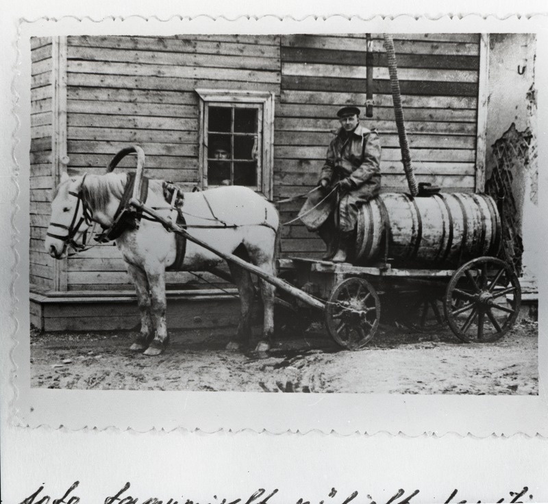 Inta II laager. Eestlasest vang hobuse ja vaadiga asulasse joogivett vedamas.