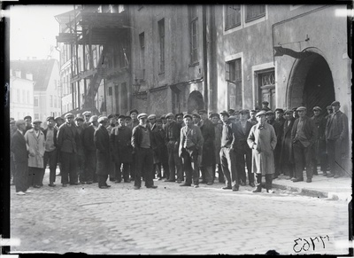 Töötatöölised Tallinnas Vene tänaval tööbörsi ees.  similar photo