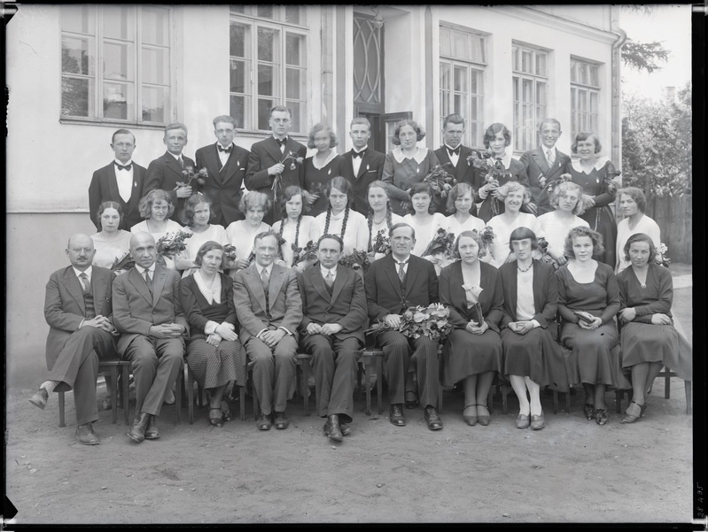 Grupp H. Kubu eragümnaasiumi lõpetajaid ja õpilasi.