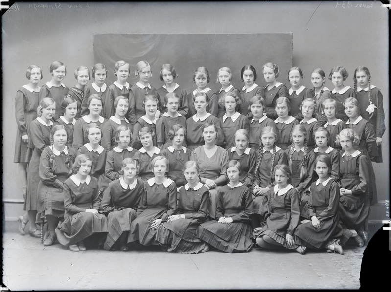 Lenderi gümnaasiumiõpilasi koos õpetajatega.