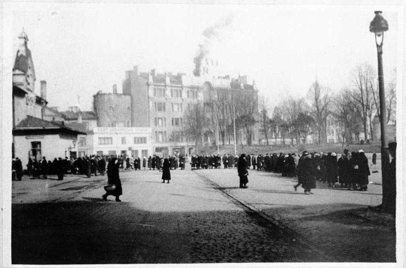 Kartulite järjekord Tallinnas, Uuel turul 1942.a.