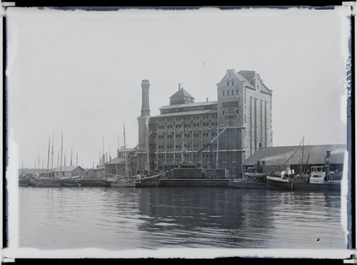 Elevaator sadamas  duplicate photo