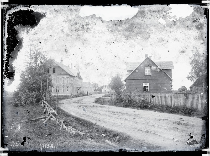 Peru koolimaja (vasakul) Vigala alevi keskuses, 20. saj I pool.