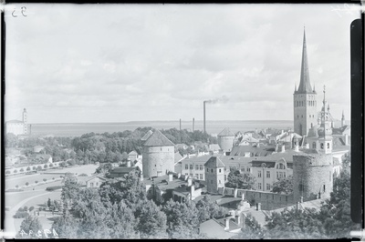 Tallinn, vaade linnale, tagaplaanil Oleviste kirik, esiplaanil Kuldjala torn, Sauanatorn ja Nunnatorn.  similar photo