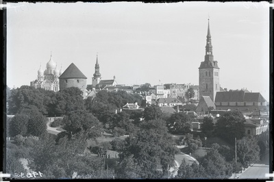 Tallinn, vaade Toompeale, esiplaanil Harjumägi, tagaplaanil vasakult: Aleksander Nevski katedral, Kiek in de Köki torn, Toomkirik, paremal Niguliste kirik.  similar photo