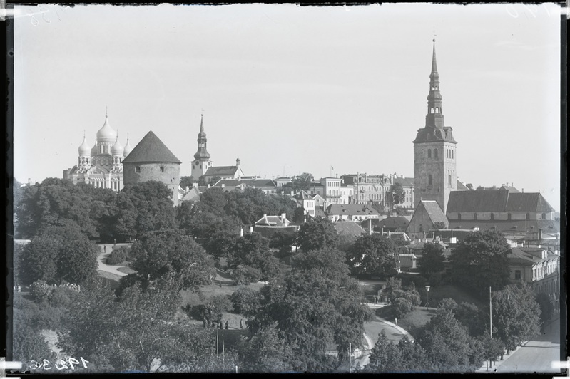 Tallinn, vaade Toompeale, esiplaanil Harjumägi, tagaplaanil vasakult: Aleksander Nevski katedral, Kiek in de Köki torn, Toomkirik, paremal Niguliste kirik.