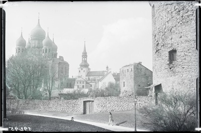 Tallinn, Komandandi tee. Vasakul: Aleksander Nevksi katedral ja Toomkirik, paremal Kiek in de Köki torn.  similar photo