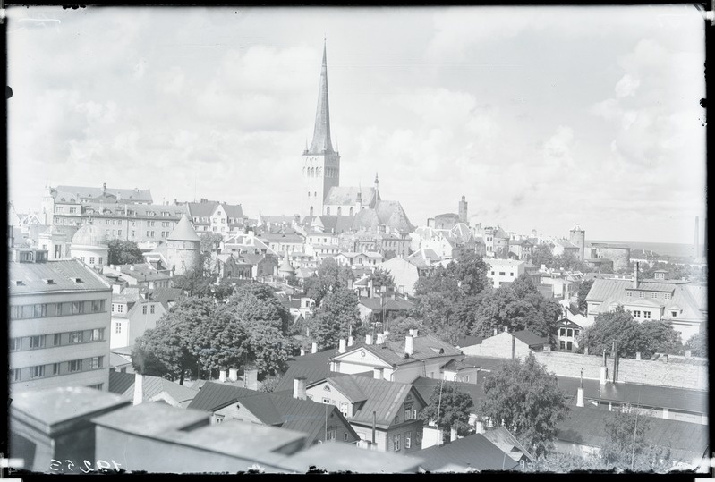 Tallinn. Vaade linnale, tagaplaanil Oleviste kirik.