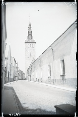 Tallinn, Rüütli tänav. Niguliste kiriku torn, paremal Tallinna Rootsi-Mihkli kirik.  similar photo