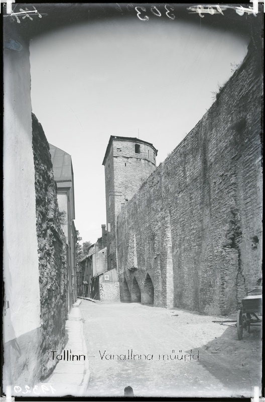 Tallinn, Müürivahe tänav. Tallinna linnamüür ja Hellemani torn