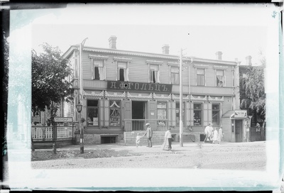 Narva-Jõesuu A. F. Holtzi kauplus Meriküla tänaval (Vabaduse pst) majas nr 19.  similar photo