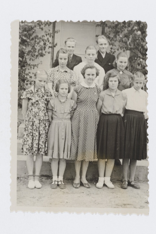 Kolga-Jaani 7. kl. kooli 6. klass klassijuhataja L. Aruga 1958. aastal
