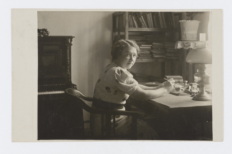 Naise portree, Kamaris aprillis 1938. aastal.