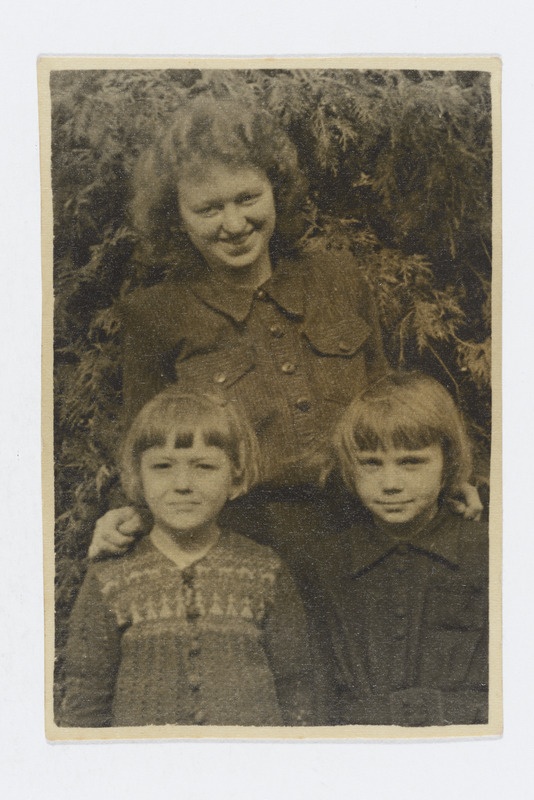 Naine ja kaks tüdrukut Tõrenurmes