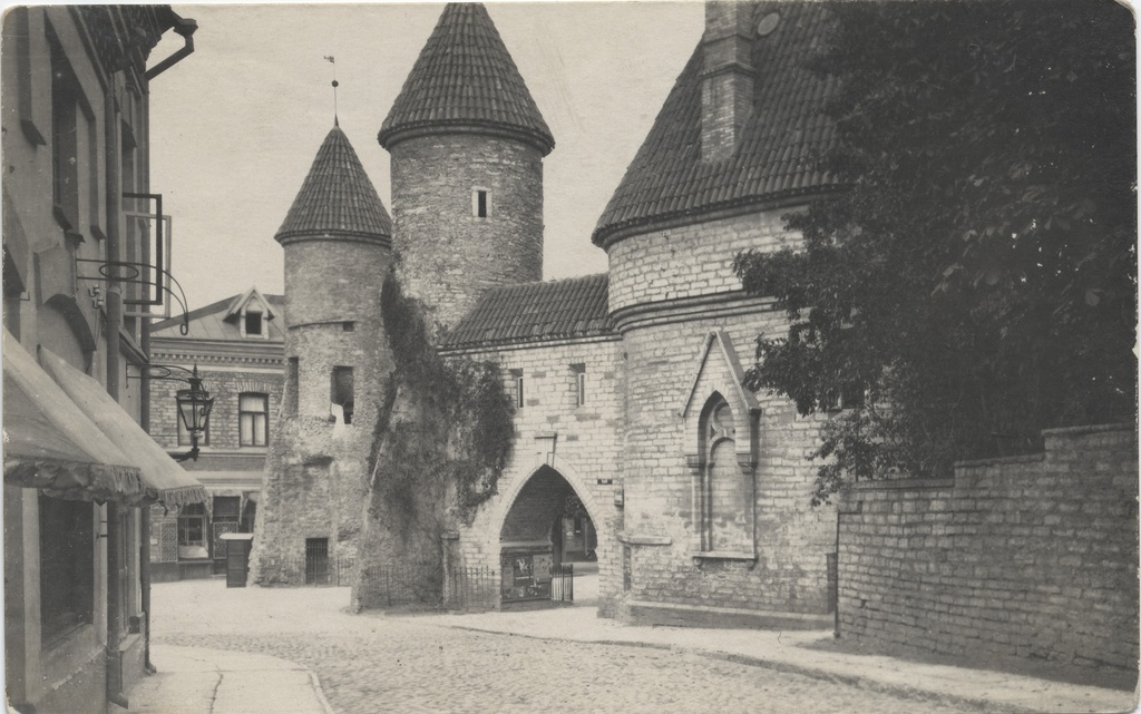 Tallinn : [Viru gates]