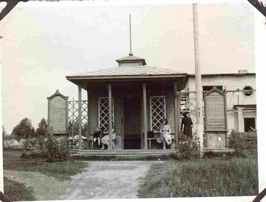 Photo bus waiting pavilion in Sindi-Lodja