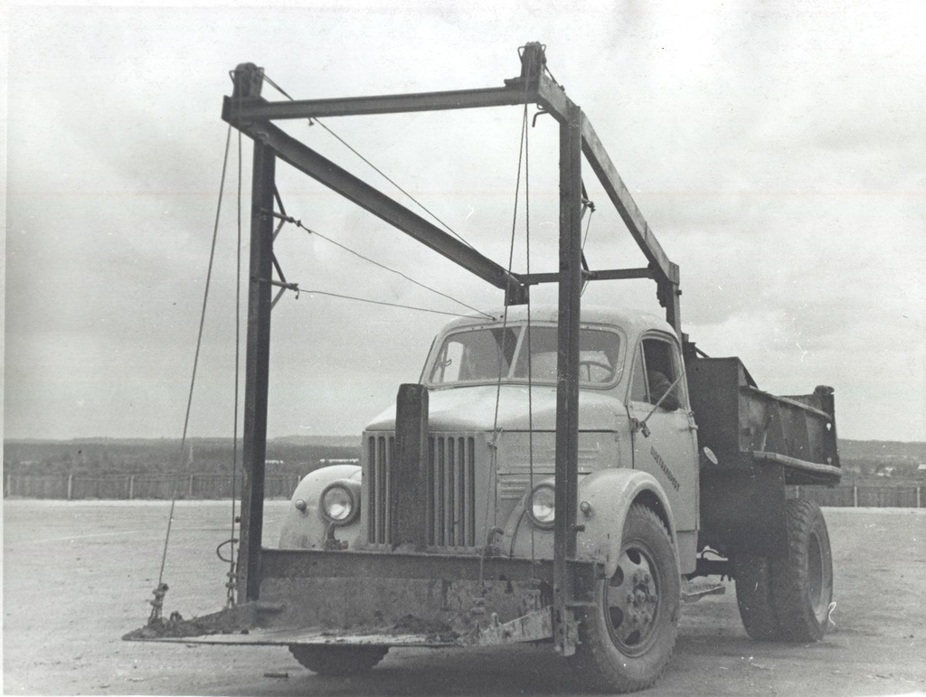 Photo. Võru Road Transport Base No. 3 car loader.