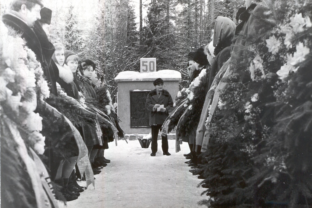 Photo. At the celebration of the 50th anniversary of the Soviet Army, students and employees in the cemetery of Antsla with choirs.