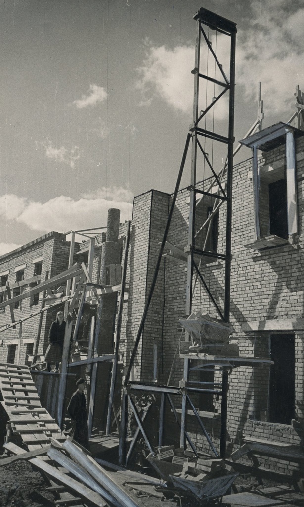Photo. Construction of the administrative building of Antsla district in 1955.