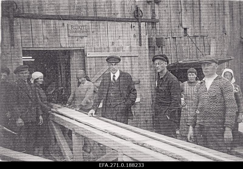 Inimesed saeveskis, ees paremalt 2. 1930ndate aastate teisel poolel Leedus töötanud metsapraaker Leo Schultz.