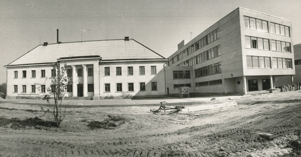 Photo. Antsla Secondary School building Antslas Kirov tn. 14 ,Mais 1978.