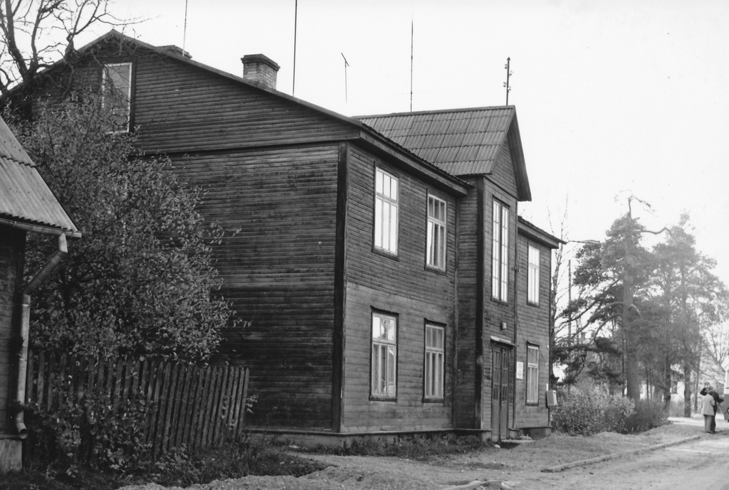 Photo.  Teacher and socialist in Vainola, Arturi residential house in Antsla, Kingissepa tn. 14 1975 In October.