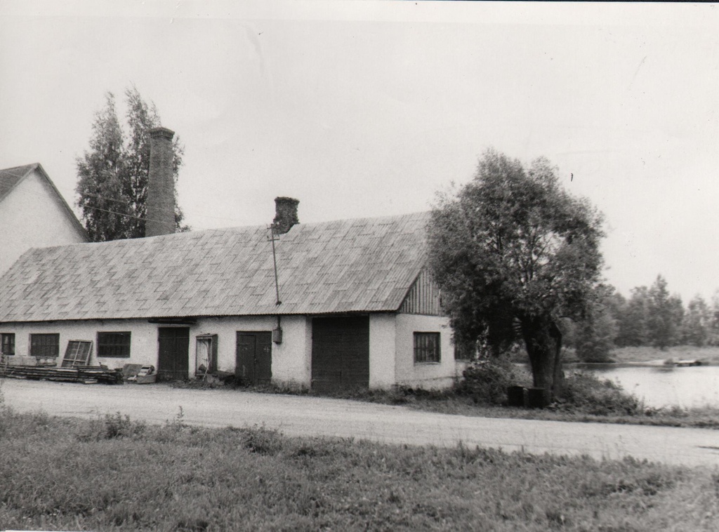 Former Old-Antsla manor housewives on the pais lake. 1984.