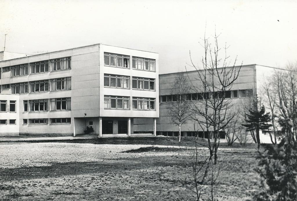 Photo. Construction of Antsla Secondary School in 1979.